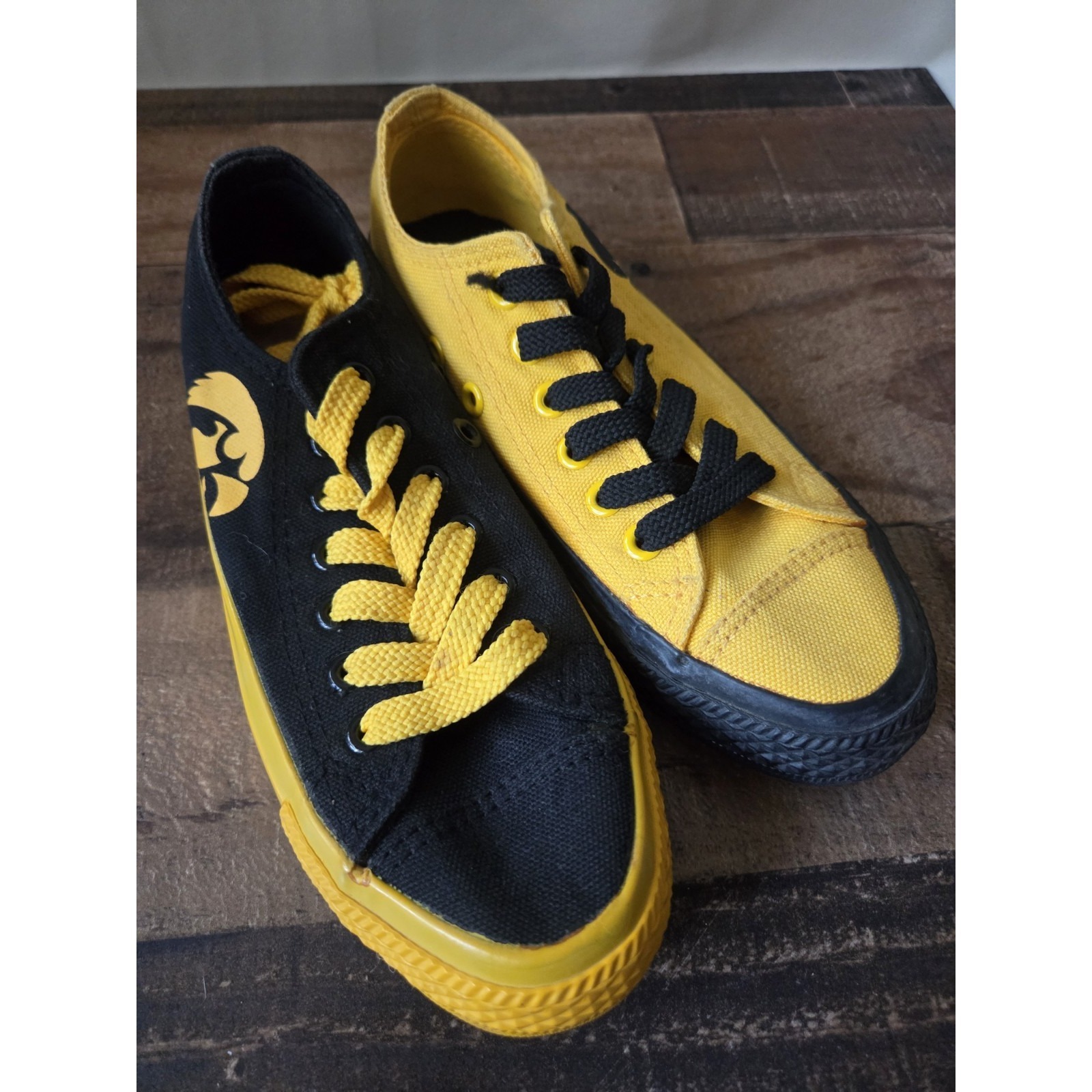 Reversus Canvas Sneakers Iowa Hawkeyes Unisex Men's Sz 4/Women's Sz 6